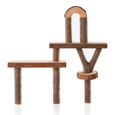 Estrutura decorativa de madeira natural em fundo branco