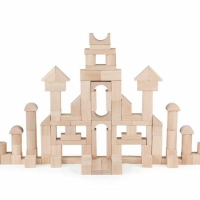 Blocos de madeira empilhados formando uma estrutura arquitetónica