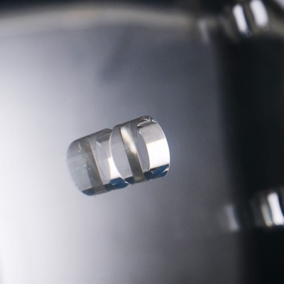 Duas lentes transparentes sobre superfície cinza refletora