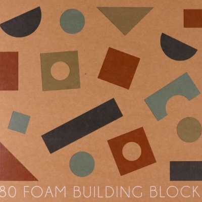 Caixa com blocos de construção em espuma coloridos e texto '80 FOAM BUILDING BLOCKS'