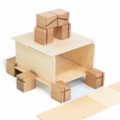 Brinquedo ou kit de construção em madeira clara com blocos e peças planas