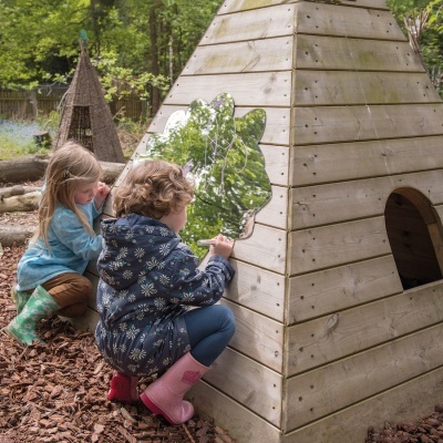 Tenda de madeira piramidal com janela em forma de folha e crianças pintando