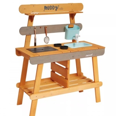 Bancada de brincar de madeira para crianças com torneira azul e utensílios pendurados.