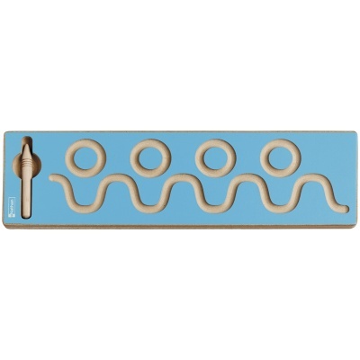 Tabuleiro de jogo educativo em madeira com base azul e traços em madeira natural