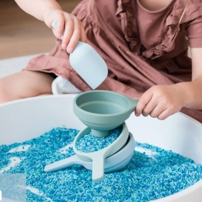 Conjunto de brinquedo para areia azul e cinzento com recipiente branco