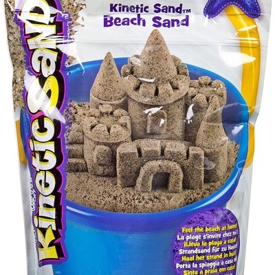 Embalagem de areia cinzenta Kinetic Sand Beach Sand com castelo de areia em balde azul