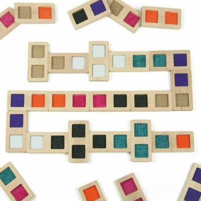 Peças de dominó de madeira com quadrados coloridos em várias cores sobre fundo branco