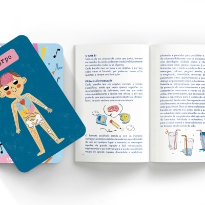 Livro infantil aberto com texto e ilustrações, e carta azul com desenho do corpo humano e texto NO CORPO
