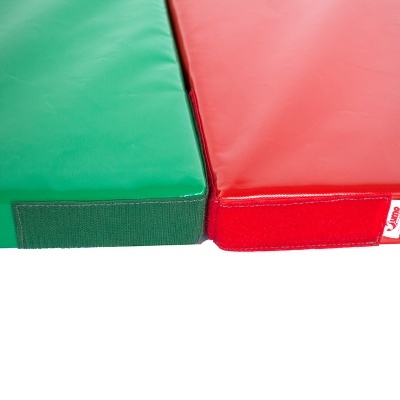 Almofadas retangulares verde e vermelha em vinil sobre superfície branca