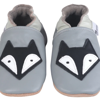 Sapatinhos cinzentos de pele para bebé com desenho de raposa
