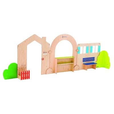 Brinquedos de madeira com formas de casa, banco e árvores em várias cores.