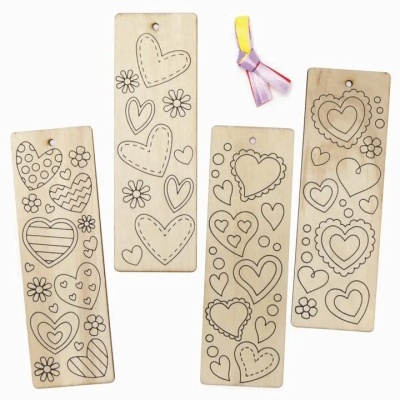 Marcadores de livros de madeira com desenhos de corações e flores em preto e branco
