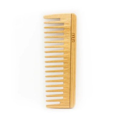 Pente de madeira com dentes largos e palavra 'natu' gravada