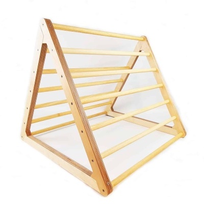 Estrutura triangular de madeira clara com barras horizontais