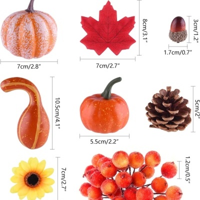 Objetos decorativos de outono: abóboras, folha vermelha, bolota, pinheiro, bagas vermelhas e flor amarela com medidas