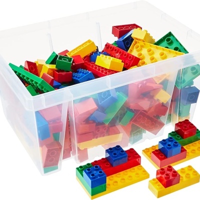 Caixa transparente com blocos de construção coloridos de plástico