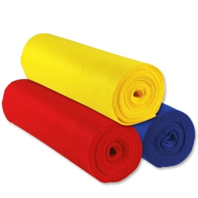 Três rolos de tecido amarelo, vermelho e azul sobre fundo branco