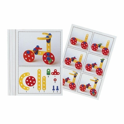 Peças de construção de madeira e placas com desenhos para montar veículos