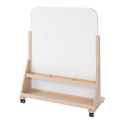 Quadro branco com estrutura de madeira e rodas