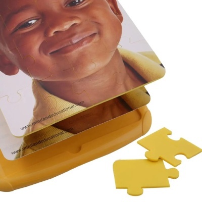 Peças de quebra-cabeças amarelas com imagem de menino sorridente de camisa amarela