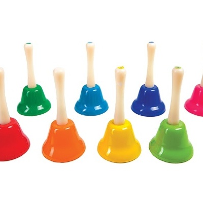 Conjunto de sinos de mão coloridos com cabos em madeira clara