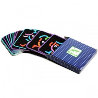 Cartas coloridas com padrões abstratos numa caixa azul de pontos brancos da marca DJECO