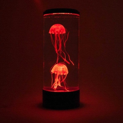 Lâmpada cilíndrica com medusas vermelhas iluminadas em ambiente escuro