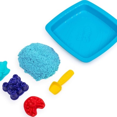 Conjunto de areia cinética azul com moldes e tabuleiro colorido para brincar