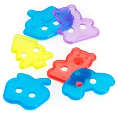 Peças de plástico coloridas com buracos circulares em diferentes formas