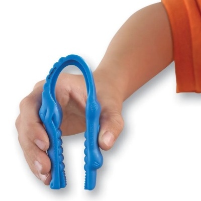 Pinça azul de plástico segurada pela mão de uma criança