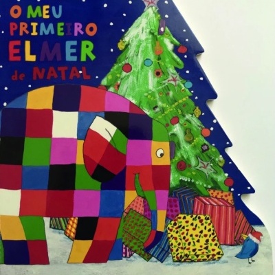 Capa de livro infantil formato árvore de Natal com elefante colorido e presentes