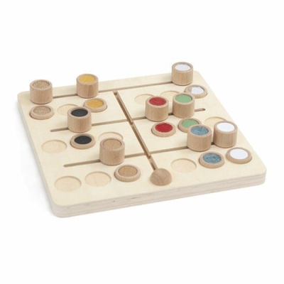 Jogo de tabuleiro em madeira com peças coloridas encaixadas