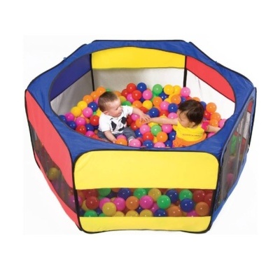 Parque infantil hexagonal colorido com bolas e duas crianças a brincar