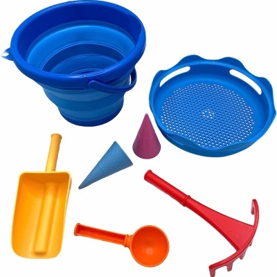 Conjunto de brinquedos de praia em plástico com balde, peneira, pá, ancinho e conchas coloridas