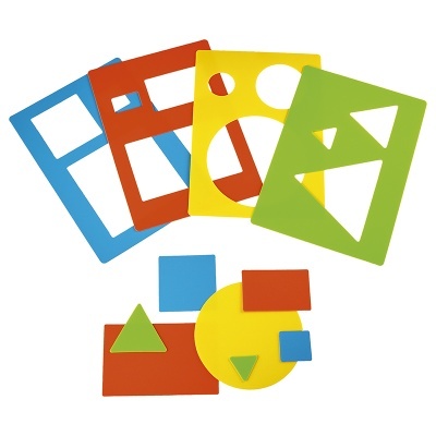 Estênceis coloridos com formas geométricas e figuras soltas