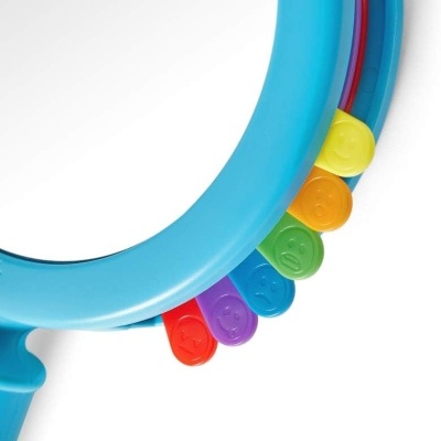 Objeto azul circular com abas coloridas em plástico