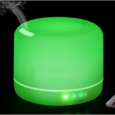 Difusor de aroma redondo verde com vapor e controles acesos