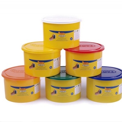 Seis recipientes Play-Doh coloridos para massa de modelar