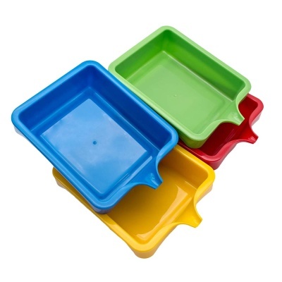 Conjunto de recipientes quadrados de plástico coloridos empilhados