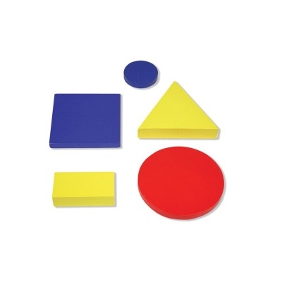 Formas geométricas de espuma colorida em fundo branco