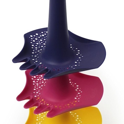 Escorredores de chávenas coloridos em silicone empilhados