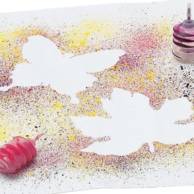 Stencil de borboletas em folha branca com spray colorido e tampas de spray rosa e violeta