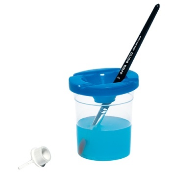 Copo transparente com líquido azul, pincel preto dentro e tampa azul