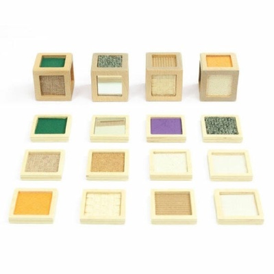 Cubos e bases de madeira com texturas coloridas variadas para jogo educativo