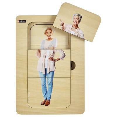 Quebra-cabeça de madeira com peças formando uma mulher sobre fundo claro.