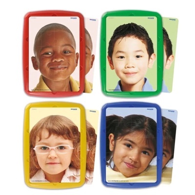 Quatro molduras de plástico coloridas com fotos de crianças