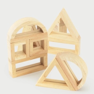 Blocos de madeira naturais com formas geométricas recortadas