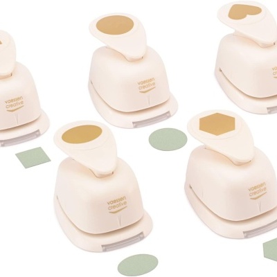 Cinco recortadores de papel creme com diferentes formas geométricas recortadas