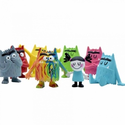 Figuras de brinquedo coloridas representando monstros e uma menina em fundo branco