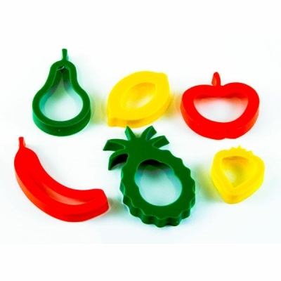 Cortadores de plástico coloridos em formas de frutas